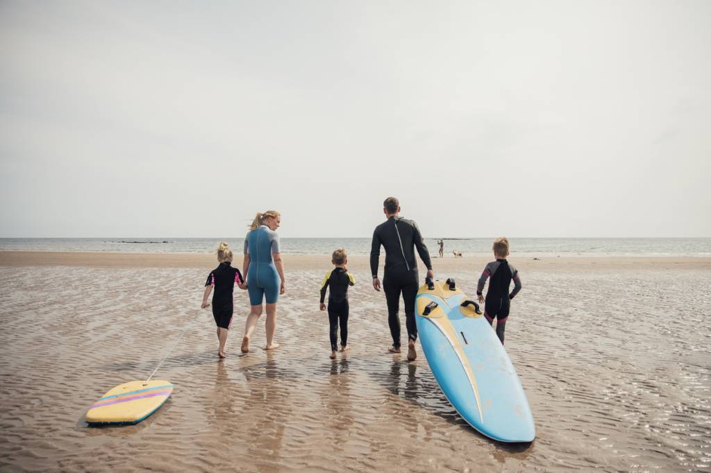 activités sportives familiales en bord de mer